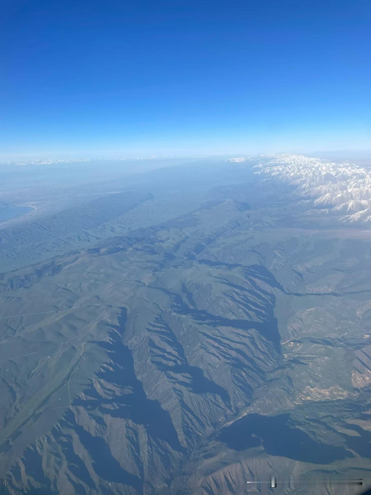 真心话茶局看祖国大好河山，雄壮、巍峨、大气磅礴，崇山峻岭蜿蜒曲折，远处天水一色，