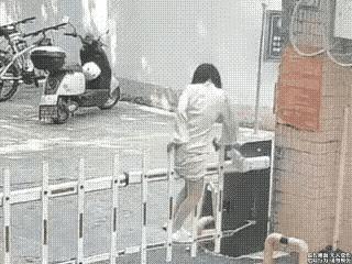 “尴尬了！”一位美女没带门禁卡，进不了小区，于是就想跨过去。当她跨上栏杆的时候，
