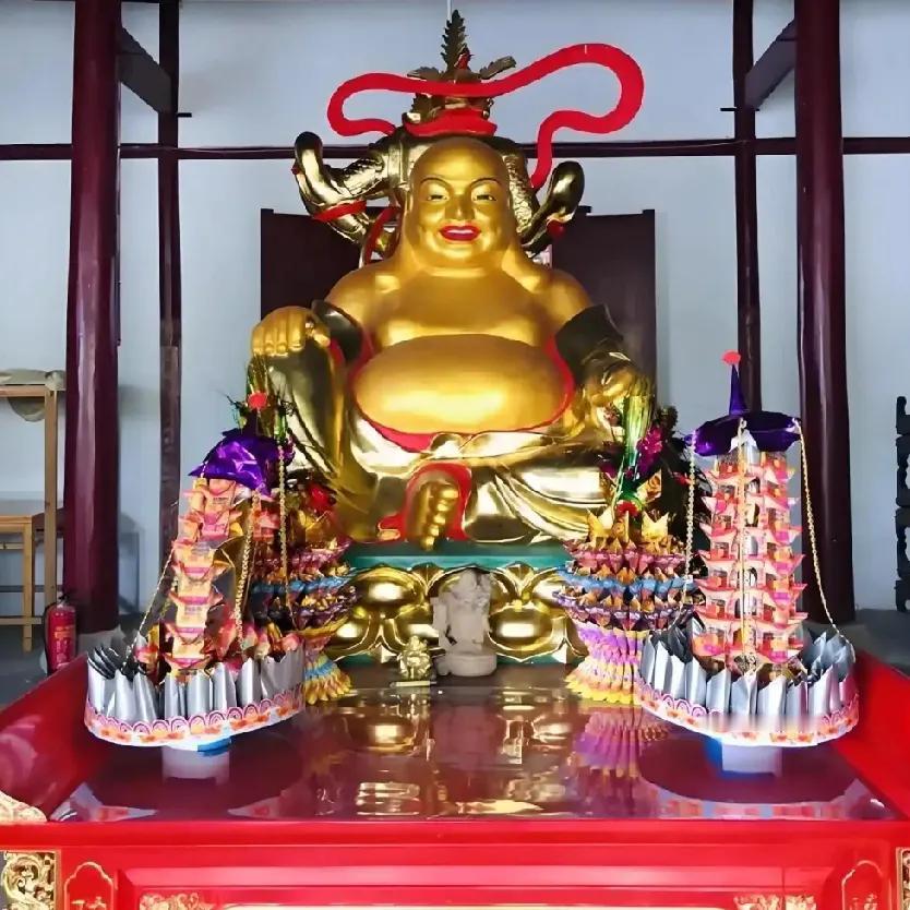 《弥勒佛》原创

笑口常开福运长，
大肚能容纳八荒。
慈怀普度尘间苦，
由来佛缘