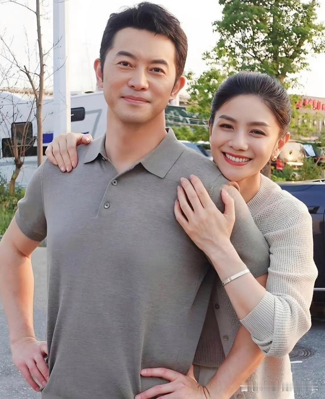 48岁沙溢晒出与妻子的合照，画面满是甜蜜氛围，大儿子已经15岁，夫妻二人依旧看着