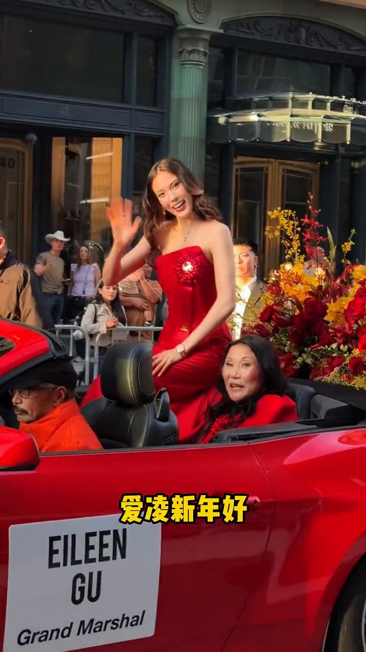 谷爱凌暖心回应中国新年游行。
美丽自信又大方，红色抹胸长裙好美，笑容好甜好治愈，