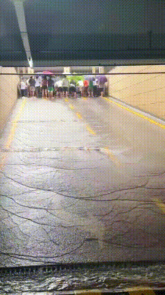 尽力了，还是没能挺住！

近日，广东惠州的大雨，致使城市内涝严重，一段地下停车场