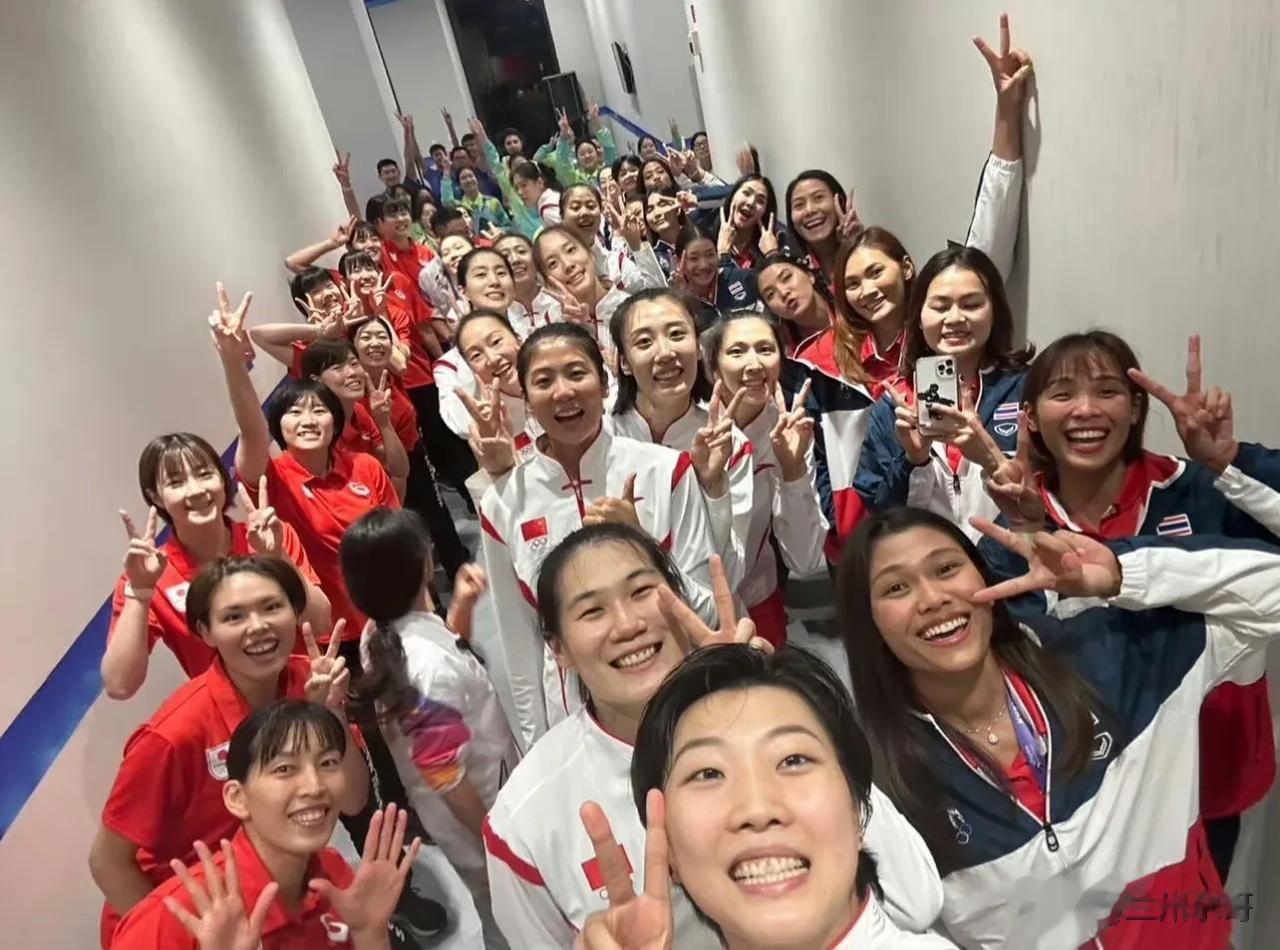 【众里寻他千百度】#中国女排# #亚运会夺冠了# 
中国女排夺冠后，中日泰三国队