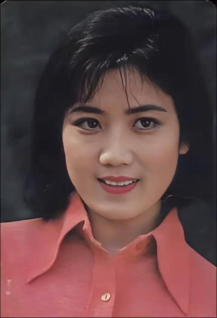 这位姑娘的美是80年代未经染指的纯净，素颜朝天浑然天成，笑意间流淌的那份神采与光