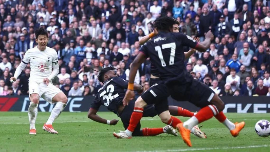 英超：热刺2-1卢顿，孙兴慜攻入制胜进球！成为队史第五射手！
孙兴慜在常规时间还