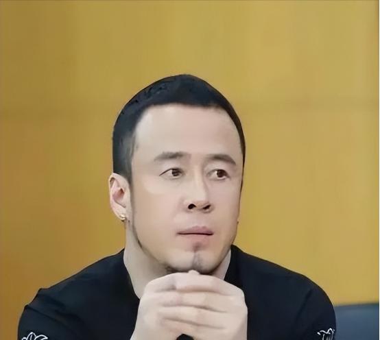 1996年，白雪宣布和杨坤分手，临别前，她扯下脖子上的项链递给杨坤，说道：“留个