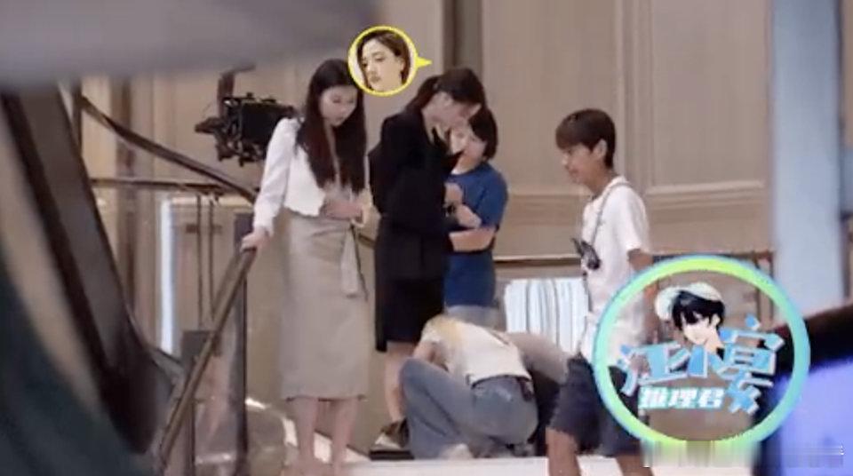 #两个助理蹲地给娜然穿鞋# 八卦媒体拍到两个助理蹲在地上给娜然穿鞋，穿完后娜然慢