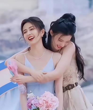 王楚然对白鹿生理性喜欢 “白眼女神”王楚然在节目里对白鹿喊道"宝贝我爱你"，这种