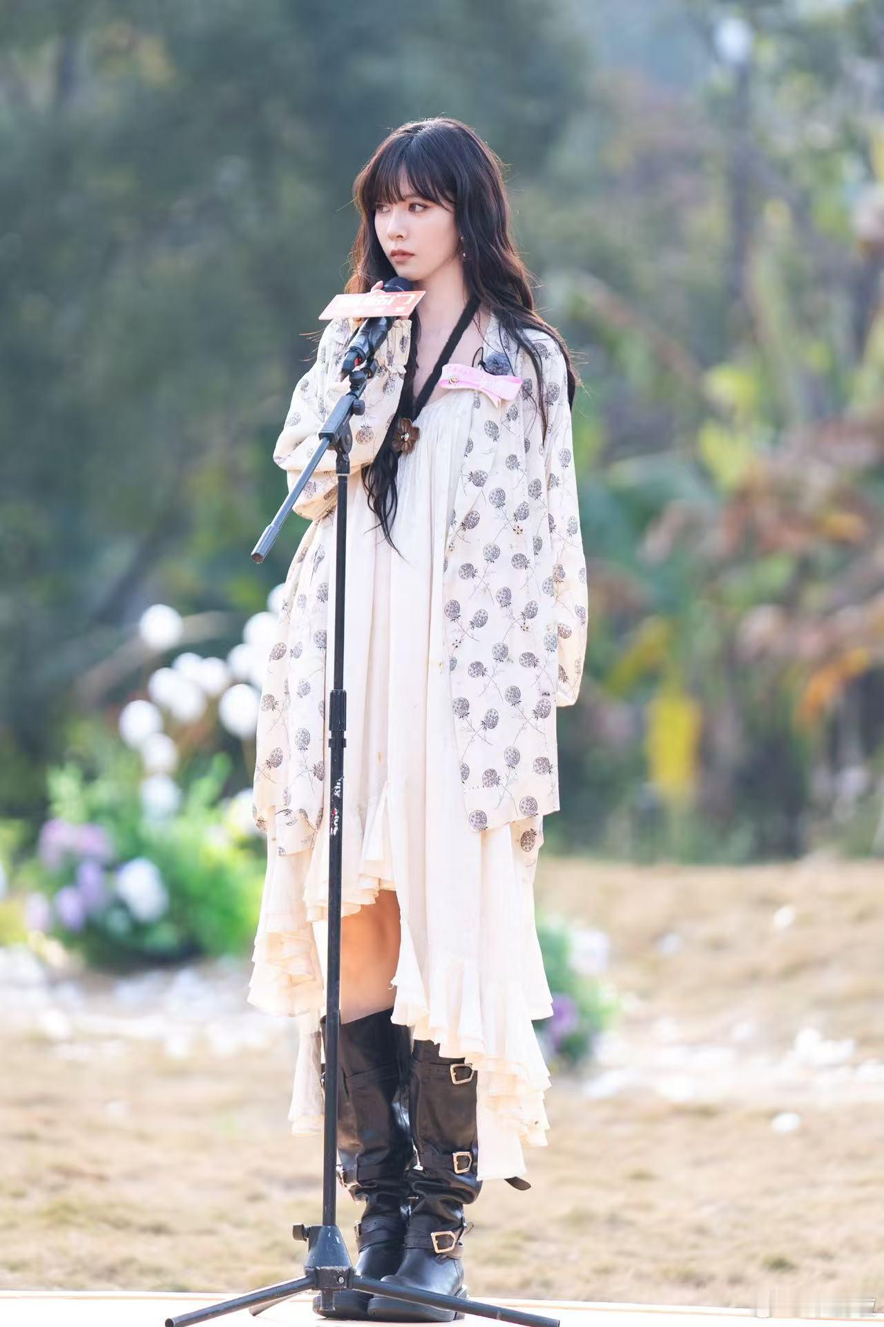 徐志胜贴脸开大宋妍霏臭脸徐志胜的嘴，宋妍霏的笑——这是什么神仙化学反应！她笑得眼