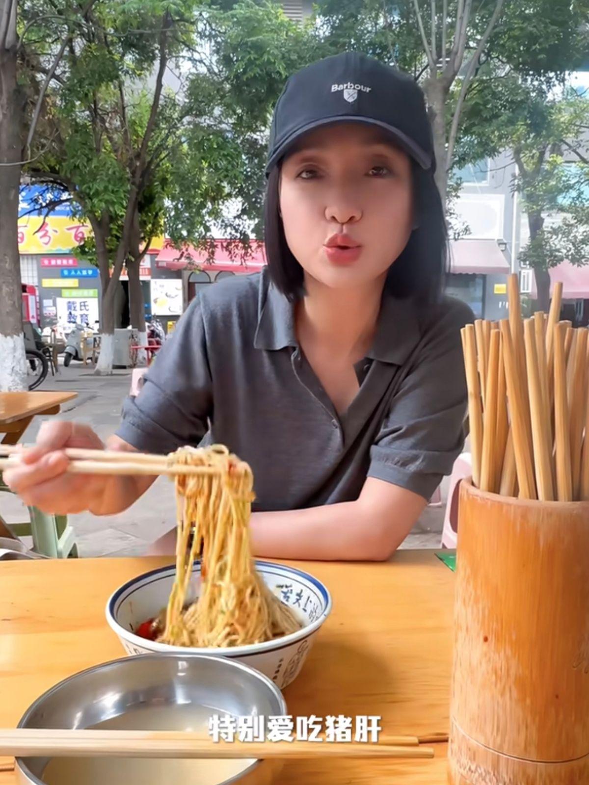 现在的明星们都接地气了，就连周迅都在成都街头吃起了路边摊，叫了一碗面和一份抄手，