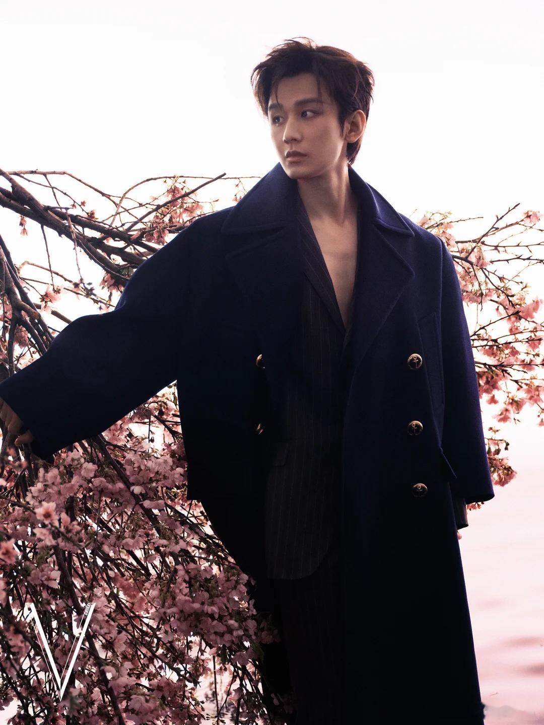 成毅成毅V中文版 有时也感受到时间流速的变换：拍戏时时间快得浑然不觉，有机会静下