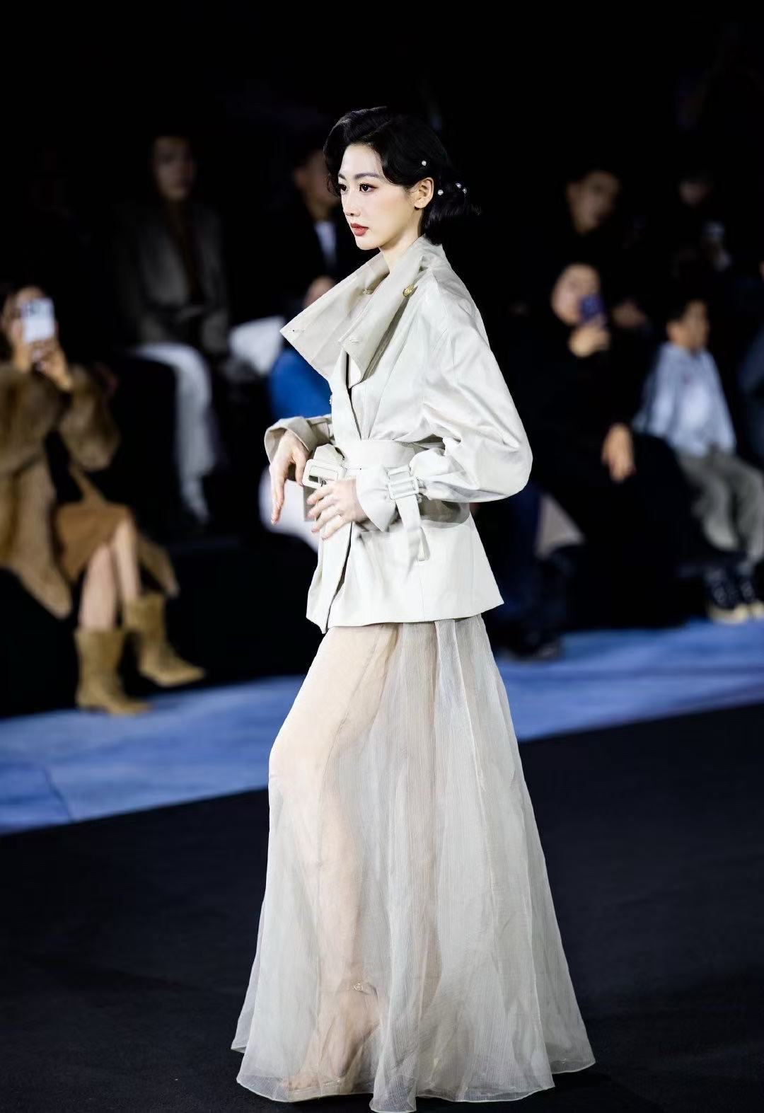 孙乐言走秀 孙乐言北京时装周芭莎走秀 干一行行一行的乐乐言 又美又飒气场全开 奥