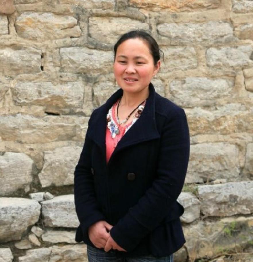 1994年，18岁女孩被人贩子卖给了放羊的人，新婚夜，女孩害怕的蜷缩在角落。不料