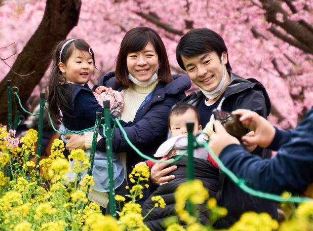 日本 200 多所大学或因缺少生源倒闭，多所大学停止招生，日本人口连续 12 年