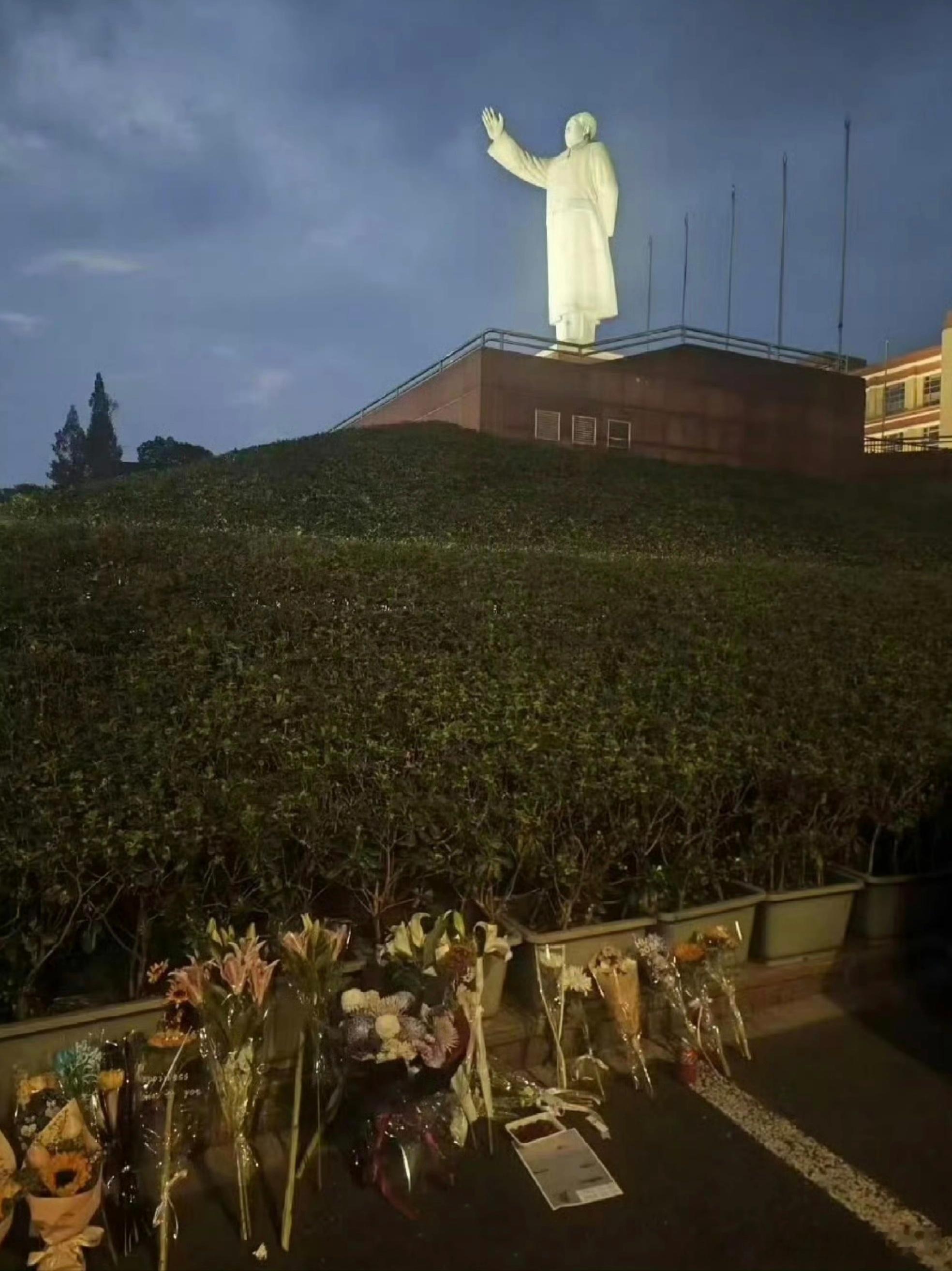 下午听说六代机首飞大喜事，晚上约了两个朋友好好喝了一场，三个人你一言我一语都喝尽