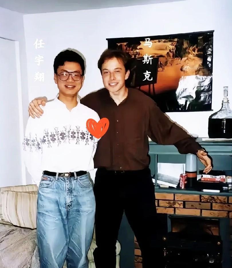 30多年前，
马斯克在美国大学的校园里，和中国同学任宇翔拍下了一张合影。那时的马