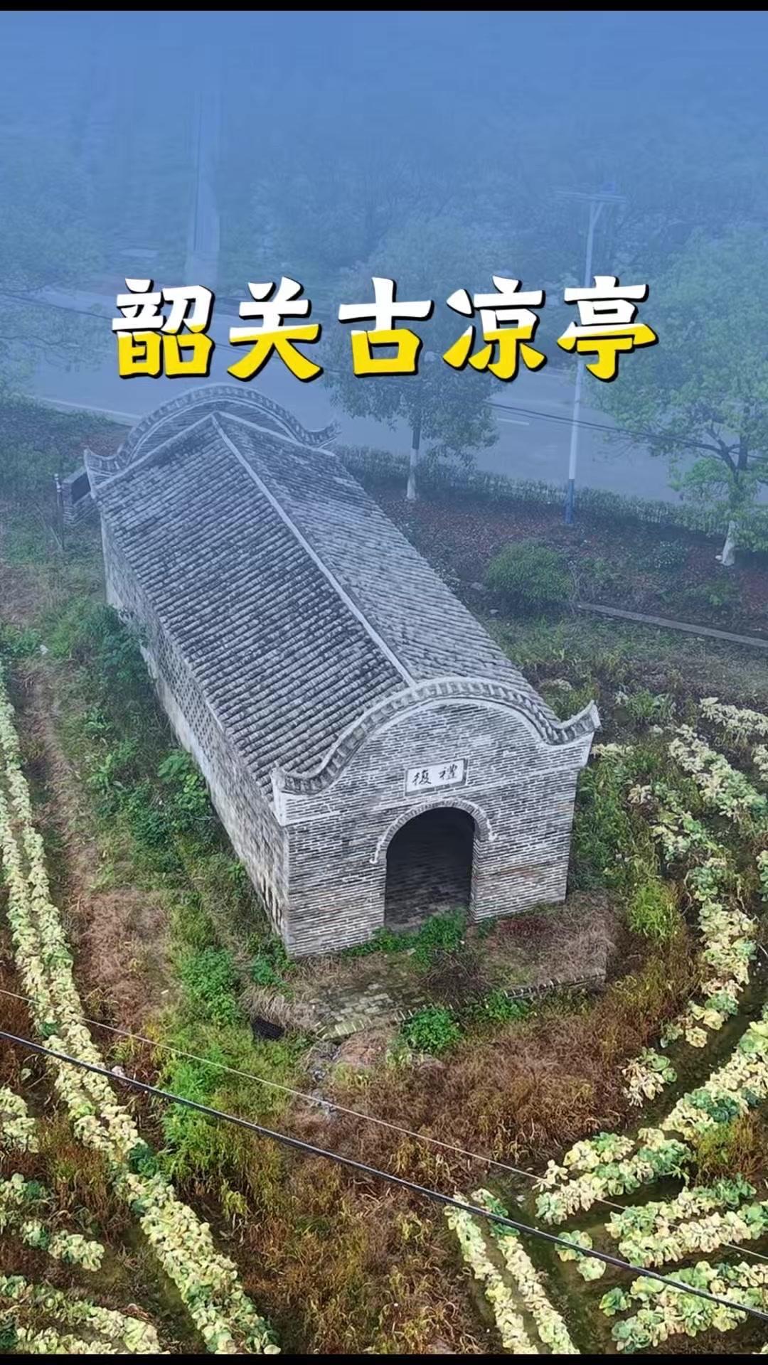 这座小瓦房曾是赶路人的歇息地。它像古代的服务区，免费提供歇脚避雨的地方，茶水和长