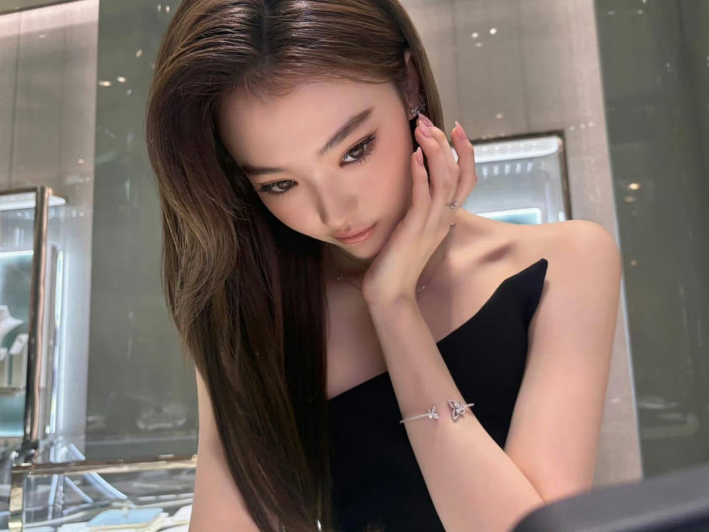 每次看到Ella都恍惚 根本没办法第一时刻把她和女爱豆联系在一起 太像有了很多经