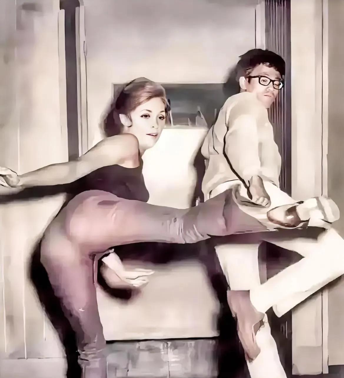 1968年，美女明星莎朗·塔特向李小龙学习功夫，李小龙戴着眼镜认真传授。一年之后