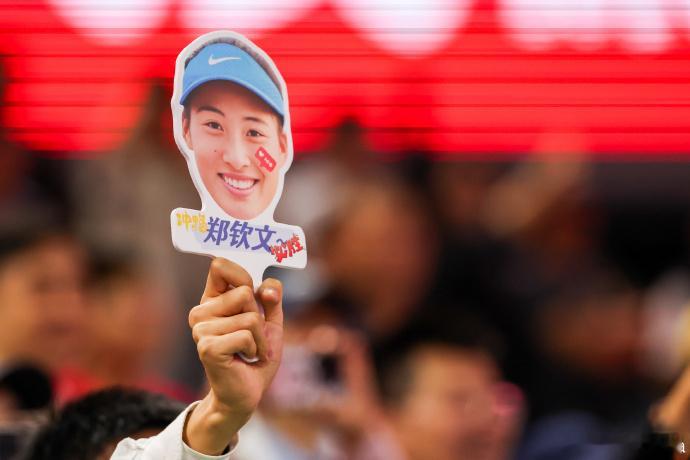 郑钦文6-1拿下第二盘，将肯宁逼进决胜盘，状态越来越好了！郑钦文vs肯宁郑钦文时