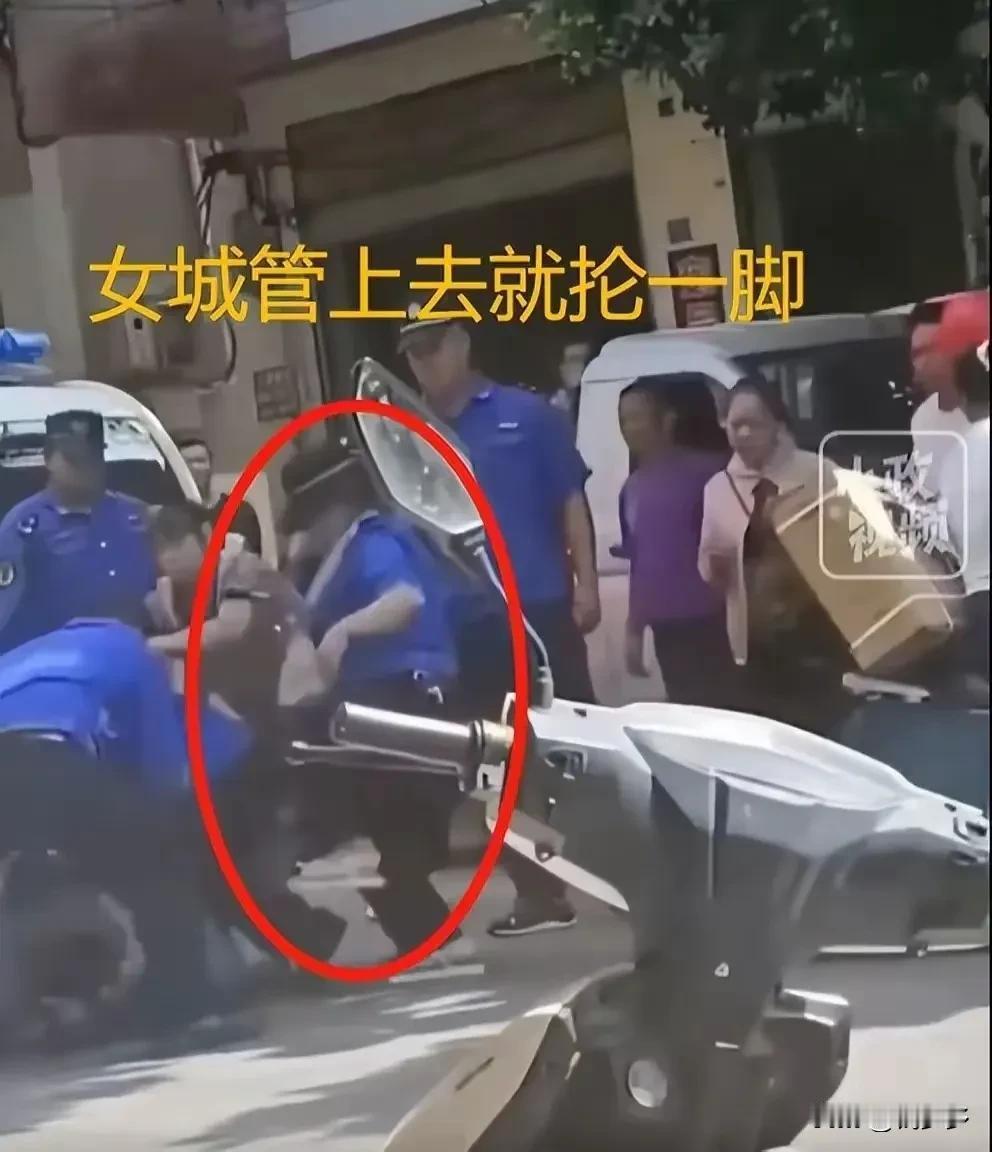 近日，云南楚雄发生了一起摊贩与城管执法人员之间的冲突事件。事发时，一摊贩在与城管