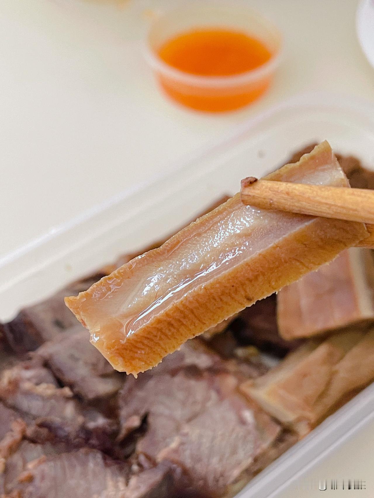 晒图笔记大赛开始消耗年货了，昨晚朋友送的五香牛肉，量大很一盒分两餐吃，再煮一锅了