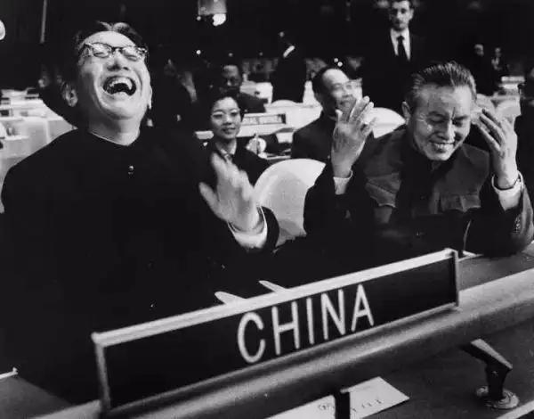 1971年深秋的纽约，联合国会议大厅镁光灯突然密集闪烁。身着中山装的乔冠华率新中