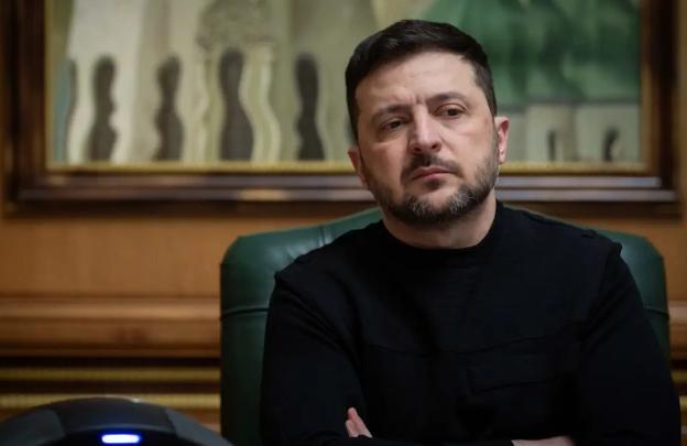 泽连斯基公开说谎引众怒！
2月5日，泽连斯基在接受法国记者采访时表示，自从202