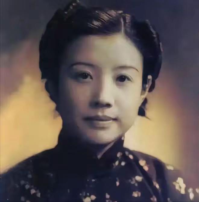 1929年，20岁的黄慕兰坐黄包车，因情绪失控将绝密文件落在了车上，等她反应过来