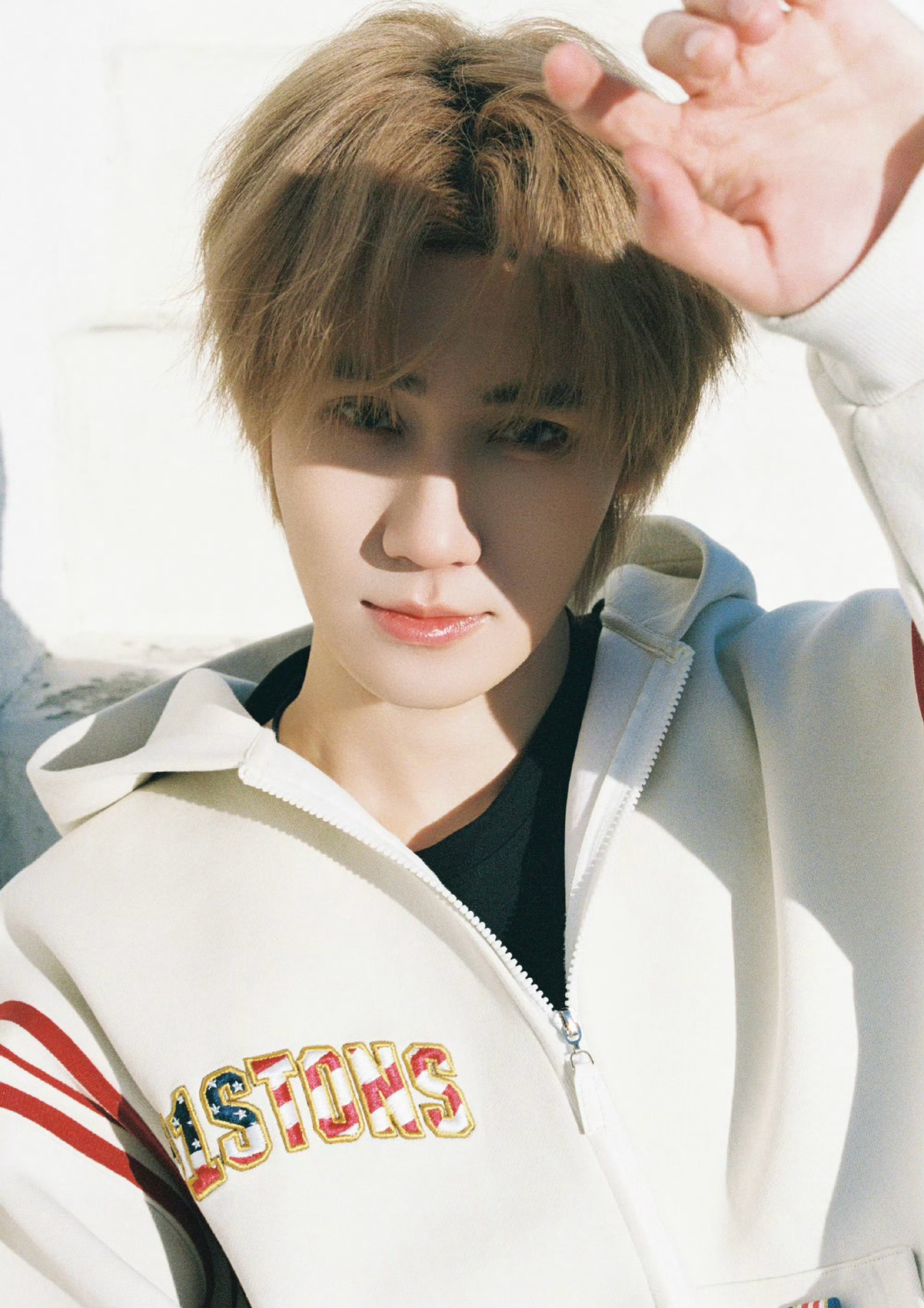 张真源 新造型图集，前两天还是奢牌套装的简约高级感，这换上连帽卫衣配牛仔裤的清新