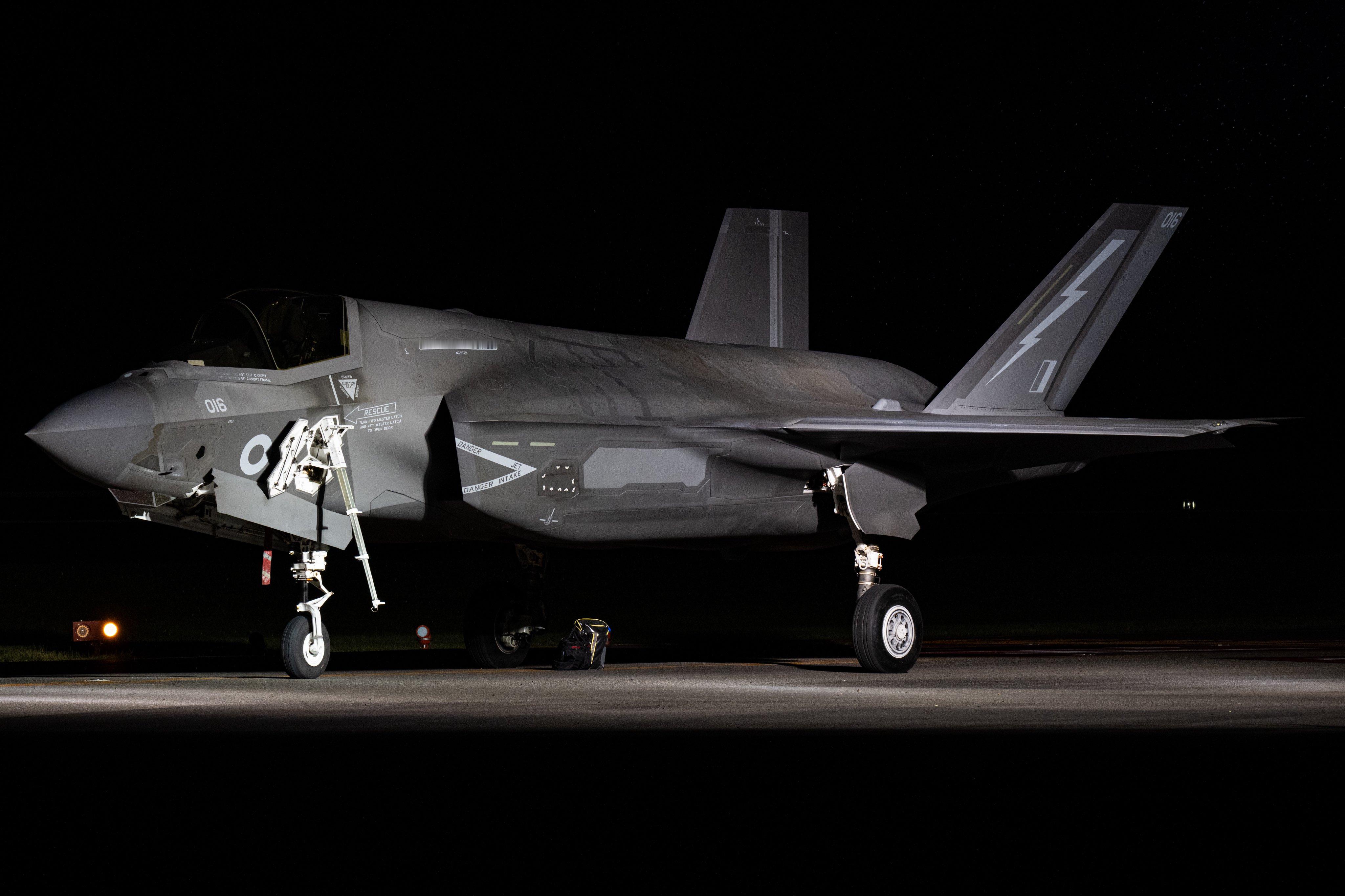 鹿儿岛空港夜色下的皇家空军F-35B ​​​