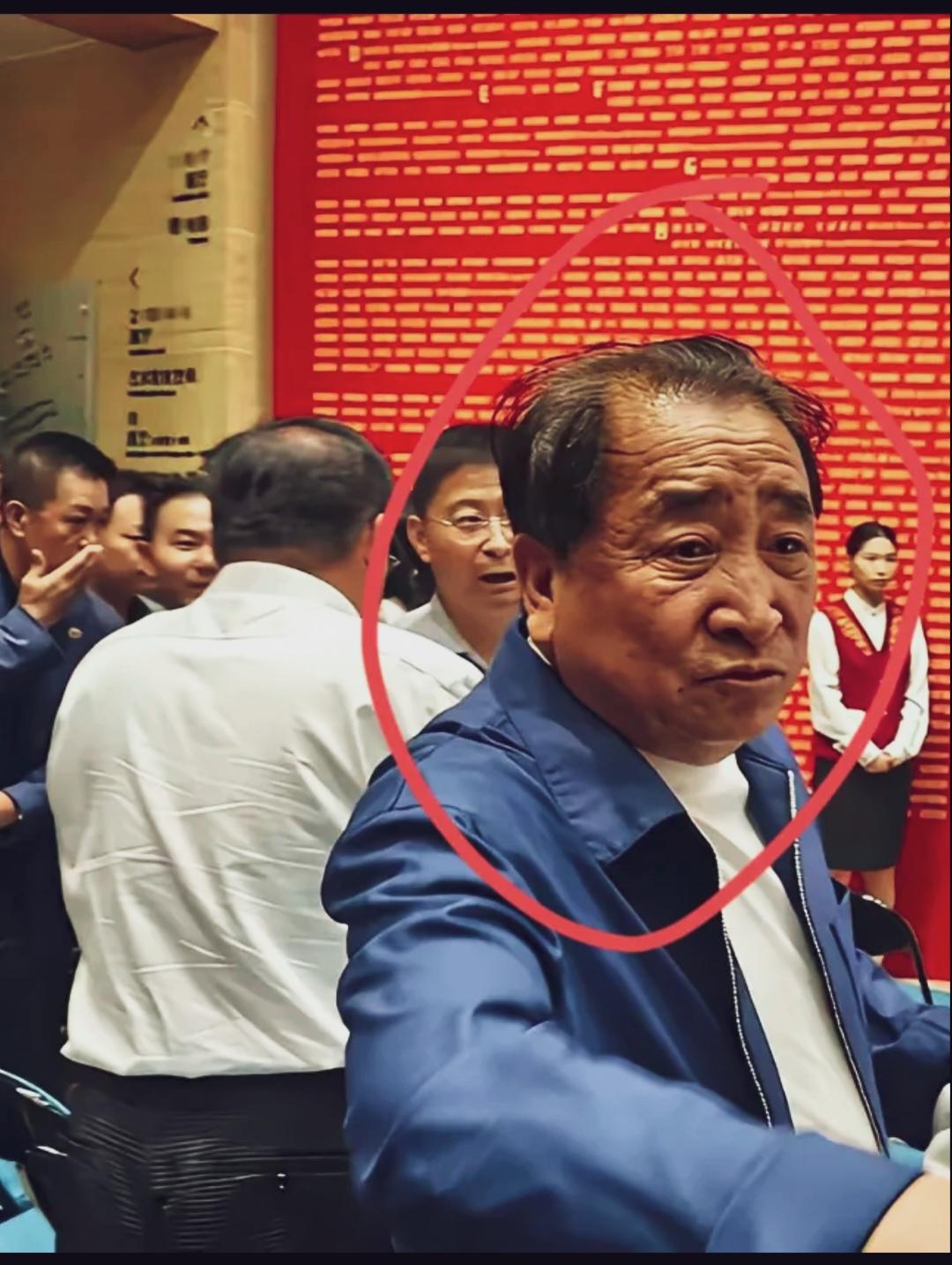 这是姜昆？这表情很有故事感！