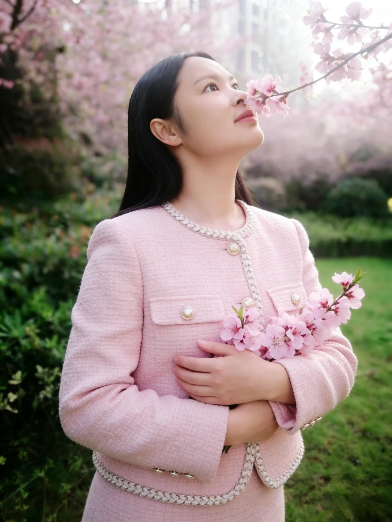 平日记•早安

不问时光深几许，安然浅笑春风起。

天气和暖，草木葱茏，陌上花开