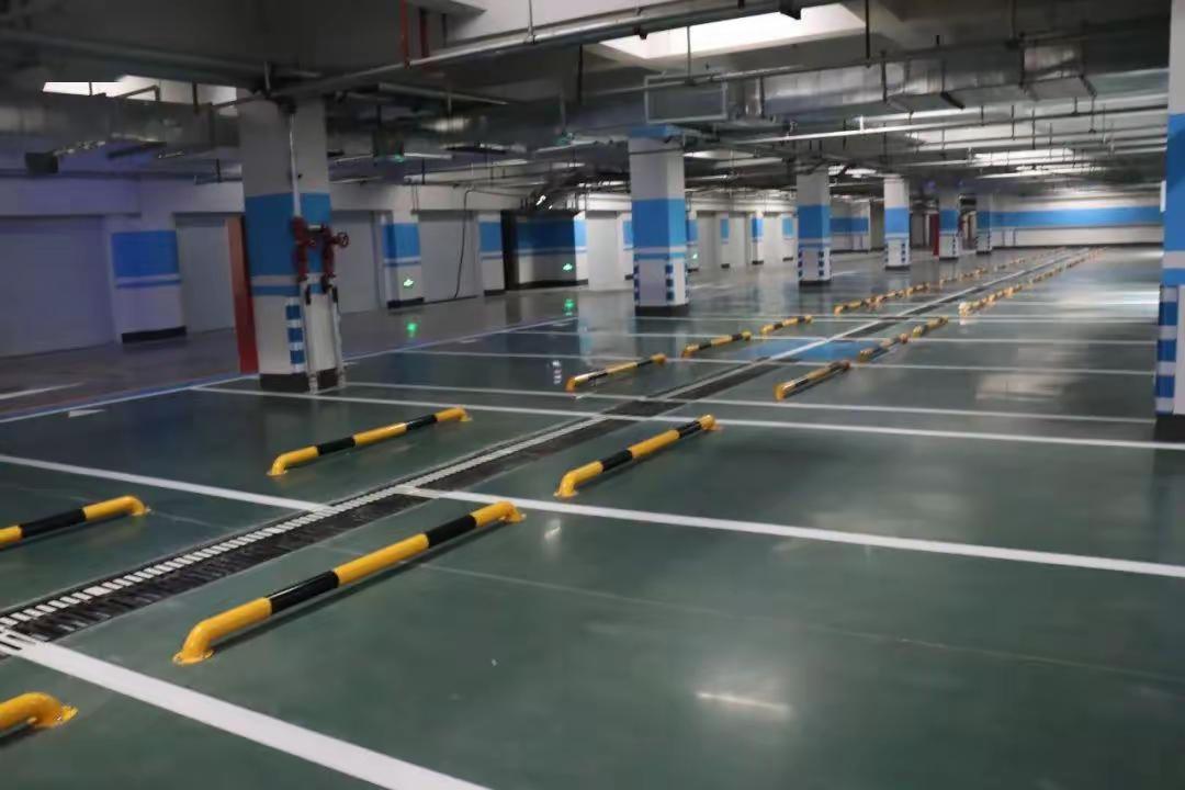 上海，小伙没有固定车位，每天都因为停车发愁，邻居阿姨正好有个闲置车位，便好心借给