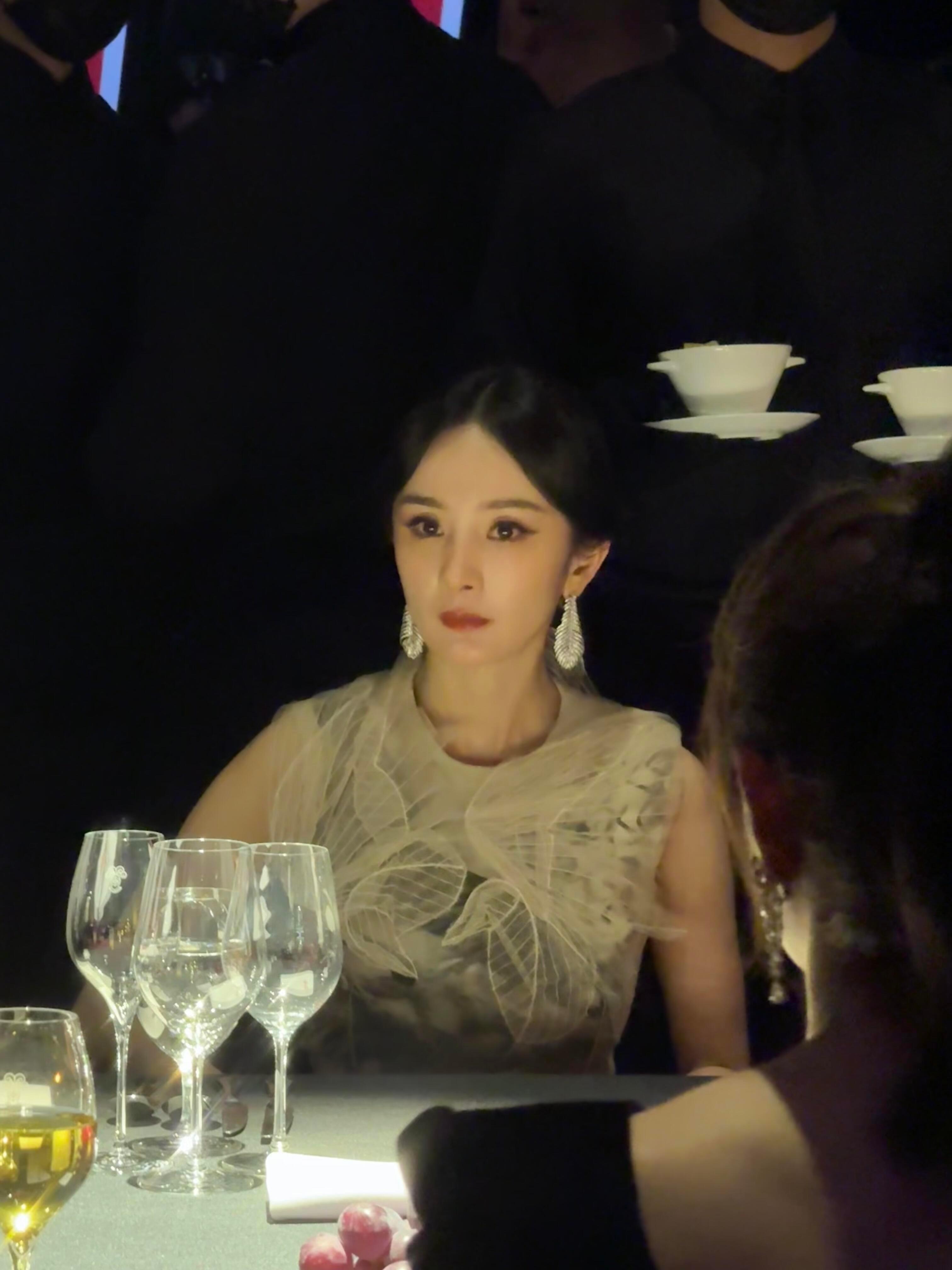 杨幂 x 𝑊年度光影盛典内场生图[期待]杨幂回应连续三部作品演技获赞 ​​​