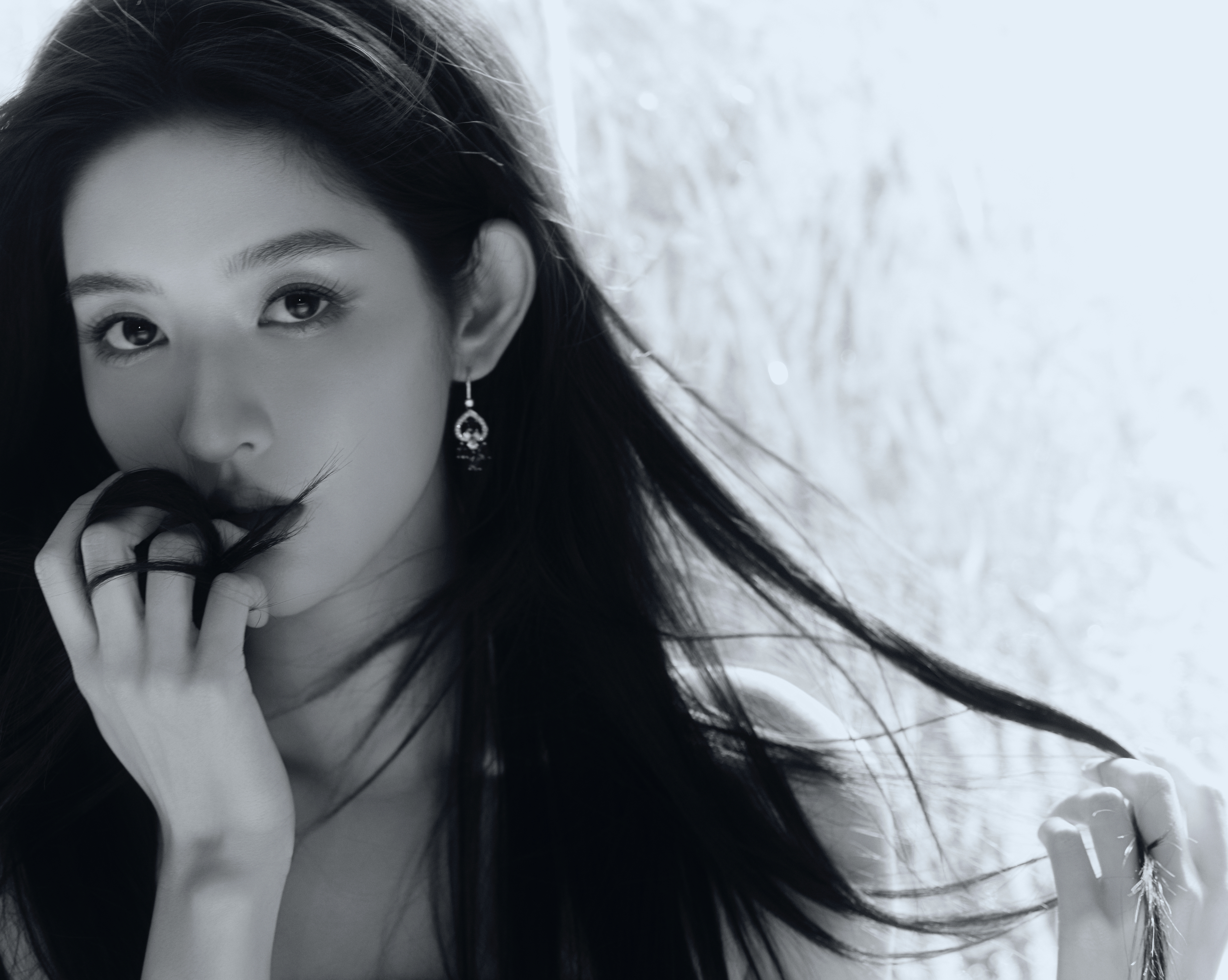 王玉雯金鸡奖出发图美绝！深蓝色抹胸长裙波光粼粼，海的女儿即视感拉满，高个子穿长裙