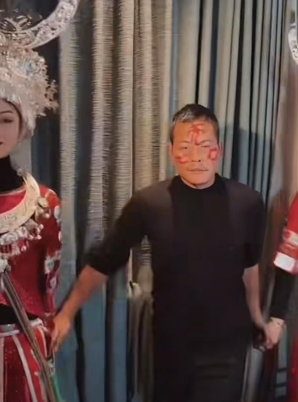 刀疤哥今天生在花丛中，直接把刀疤哥干社恐了。这大概也是刀疤哥这些年最风光一次，虽