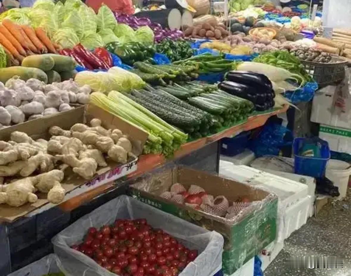 今天下班回家买菜，碰到一位阿姨把挑好的青菜又放回货架，转身选了特价的。
闲聊两句