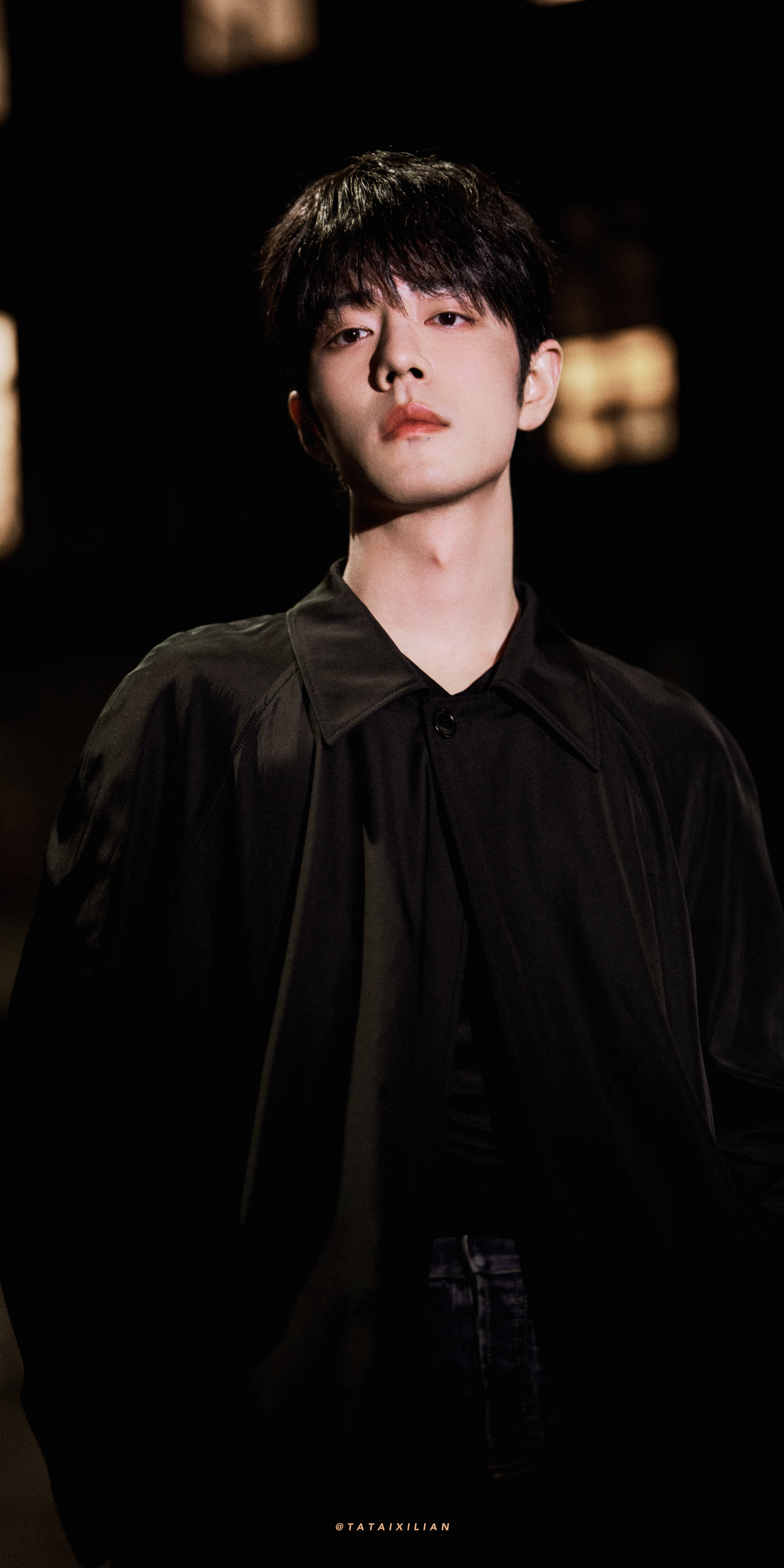 顺毛战真的好好看，墨镜一戴，谁也不爱！肖战试衣服时的表情◎肖战记录粉丝