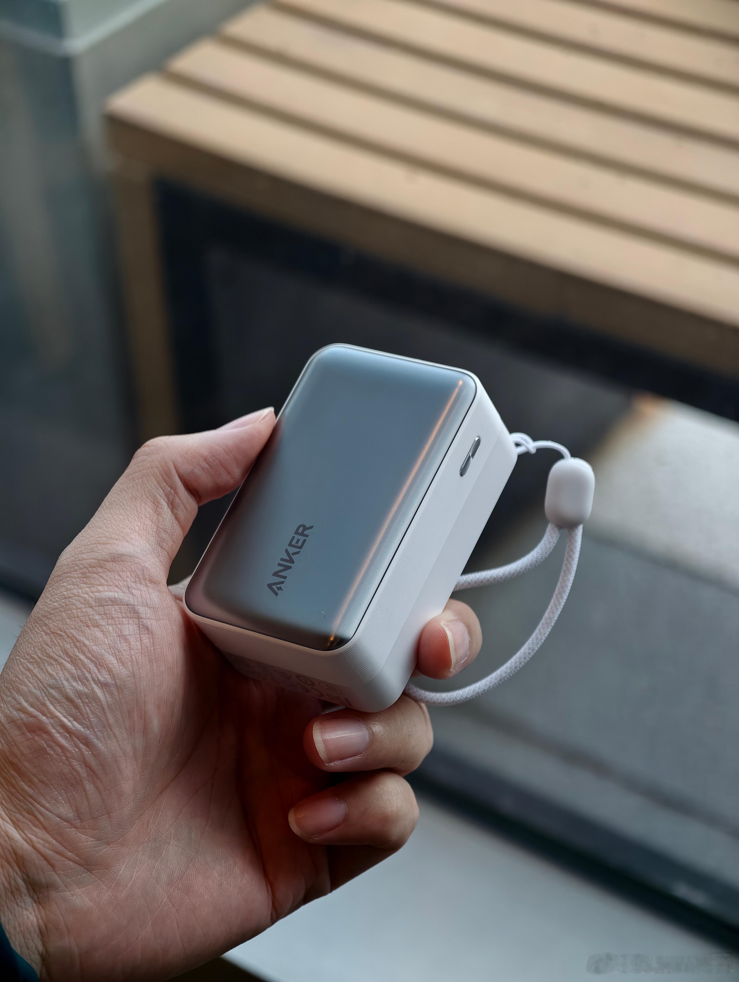 安克最近出的新品，从我的角度看这产品稍微有点抽象。10000mAh，小体积，自带