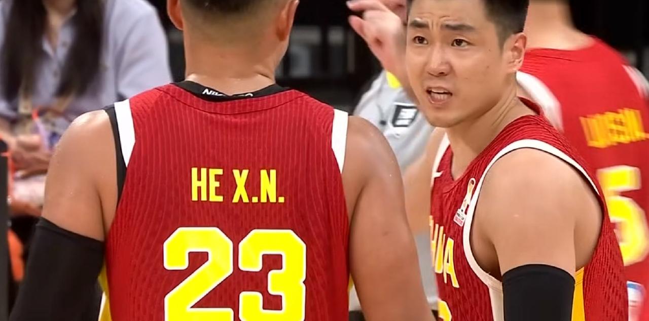 25：13，首节中国男篮力压中国台北队，都说高诗岩没有去韩国比赛现场，可高诗岩生