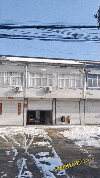 屋顶积雪瞬间滑落，像技能特效铺满地，视觉冲击力拉满。