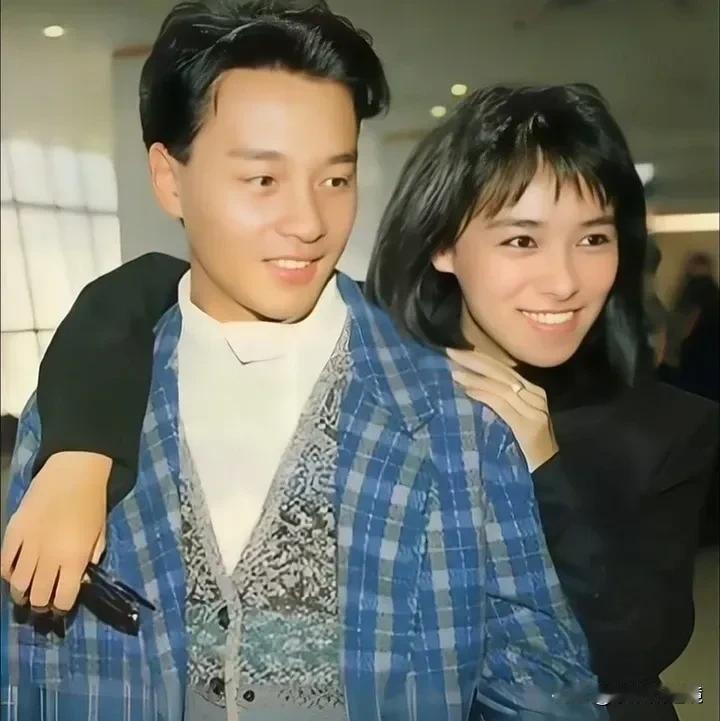 这是80年代的照片，张国荣真的好帅，和他合影的这个女人看起来很有灵气。
她演过《