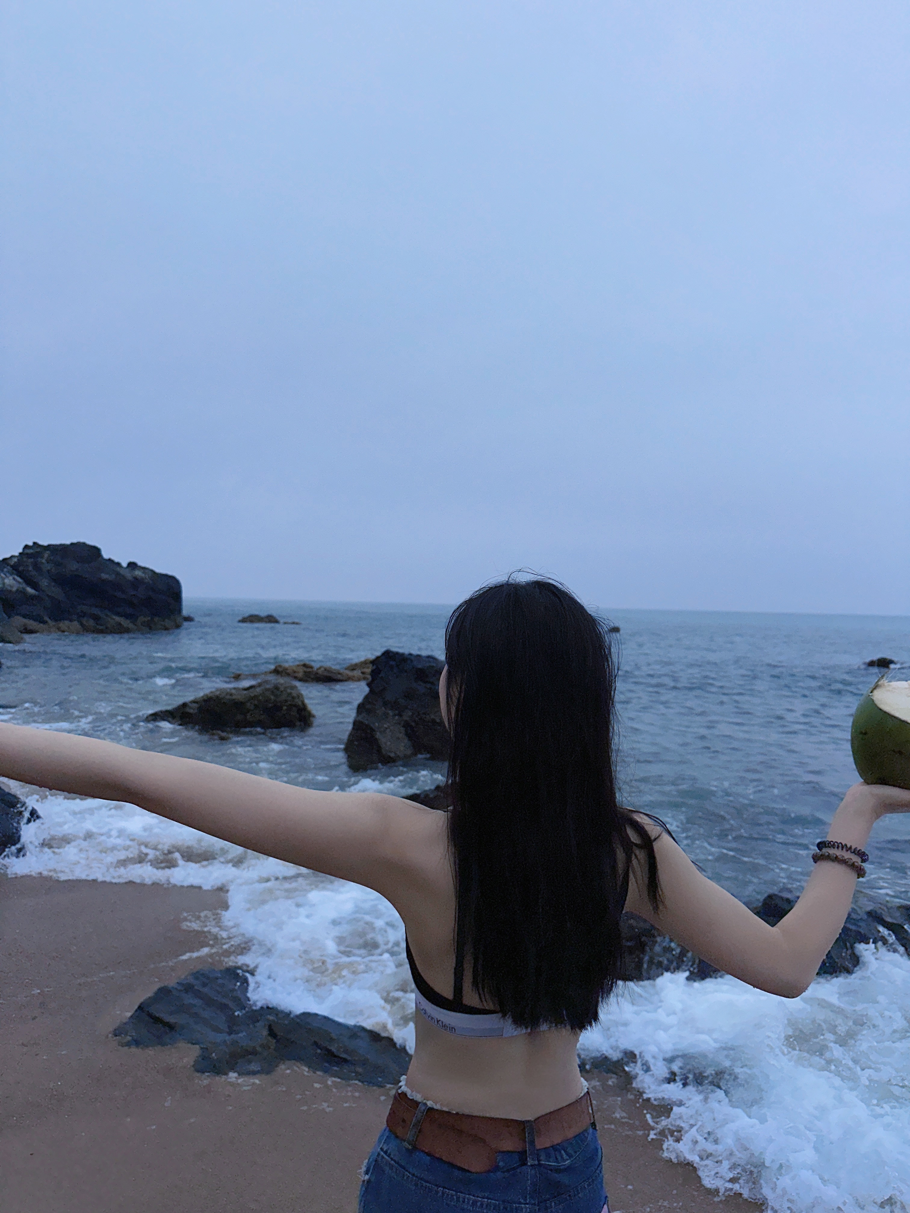 黑色的礁石和雨天🪨 真的有一种绝境的美. ​​​