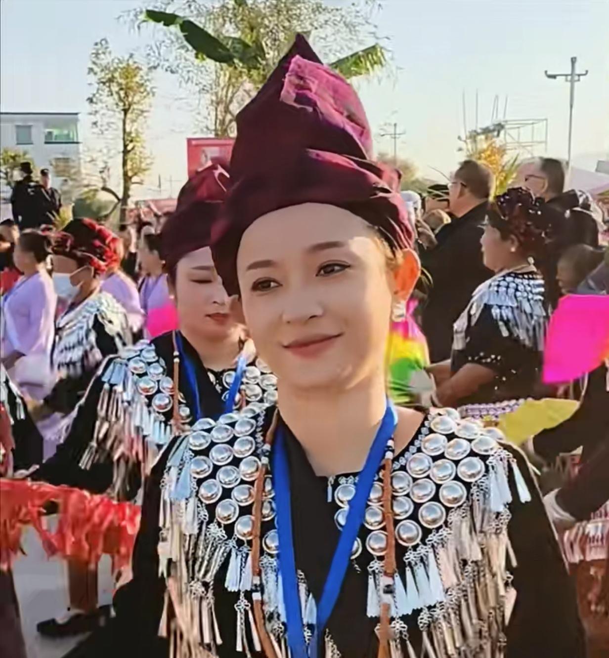 从村花到公主，只需一首目瑙纵歌！
说她村花，那是粉丝们喜欢，其实她真正的身份是医