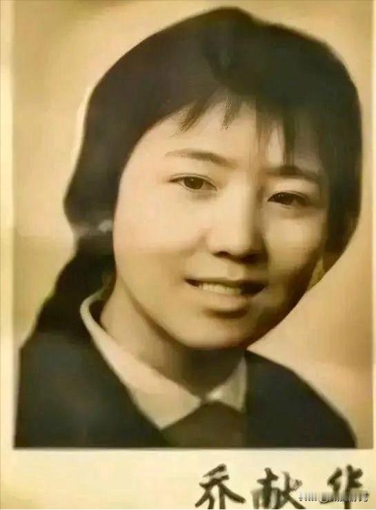 [微风]1972年，泥瓦匠张复生娶了城里的女知青，晚上睡觉他发现妻子的腰变粗了。