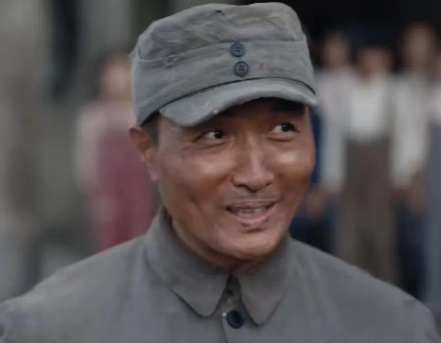 贾宏伟不愧是当过兵的演员，太有军人范儿了，之前在《火蓝刀锋》里饰演的柳小山就铁汉