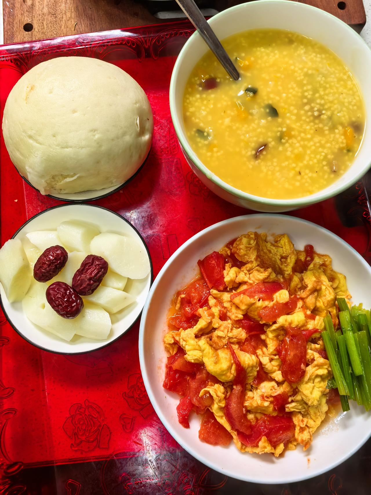 早餐：馒头，小米红枣南瓜粥，西红柿炒鸡蛋，蒸山药

中餐：荔枝爆汁鸡，素炒西兰花