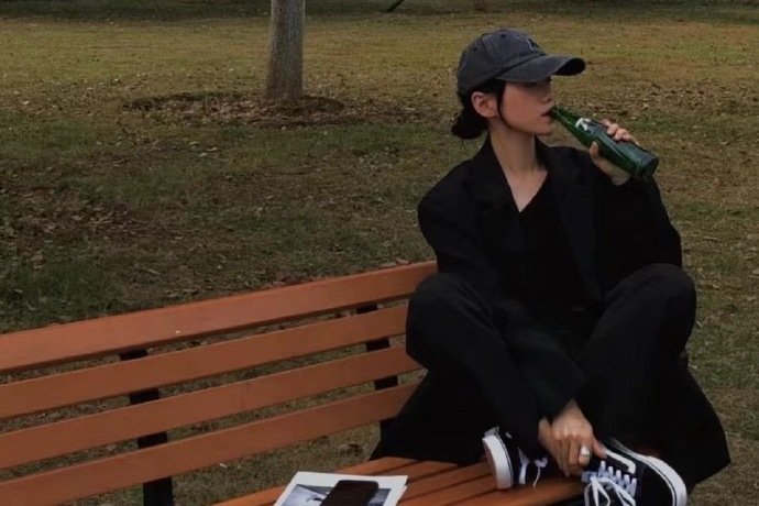 “   我比别的女孩懂事，   没大手大脚的花你的钱，   知道你挣钱不易身后无