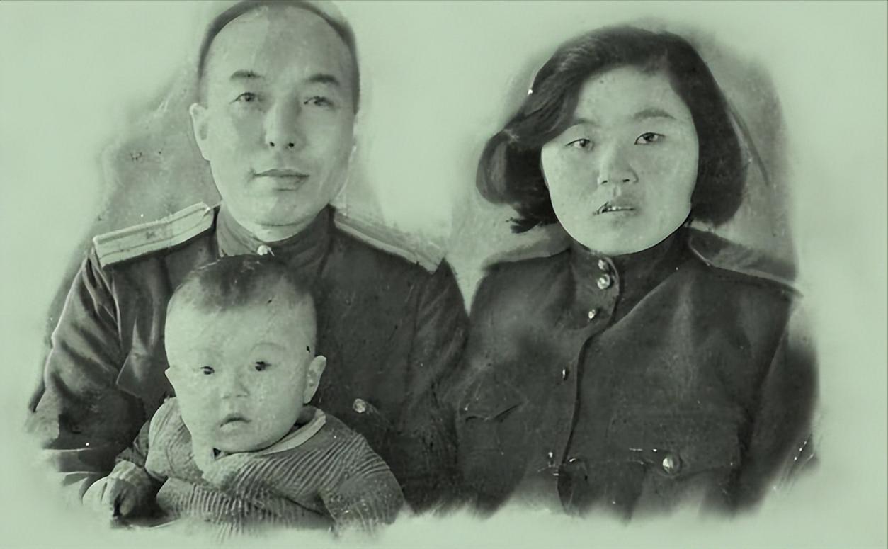 1941年，李兆麟狠心把半岁的儿子扔在深山，妻子嚎啕大哭，他拔出手枪对着妻子，怒